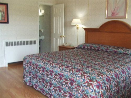 Robin Hood Motel Saratoga Springs Room photo